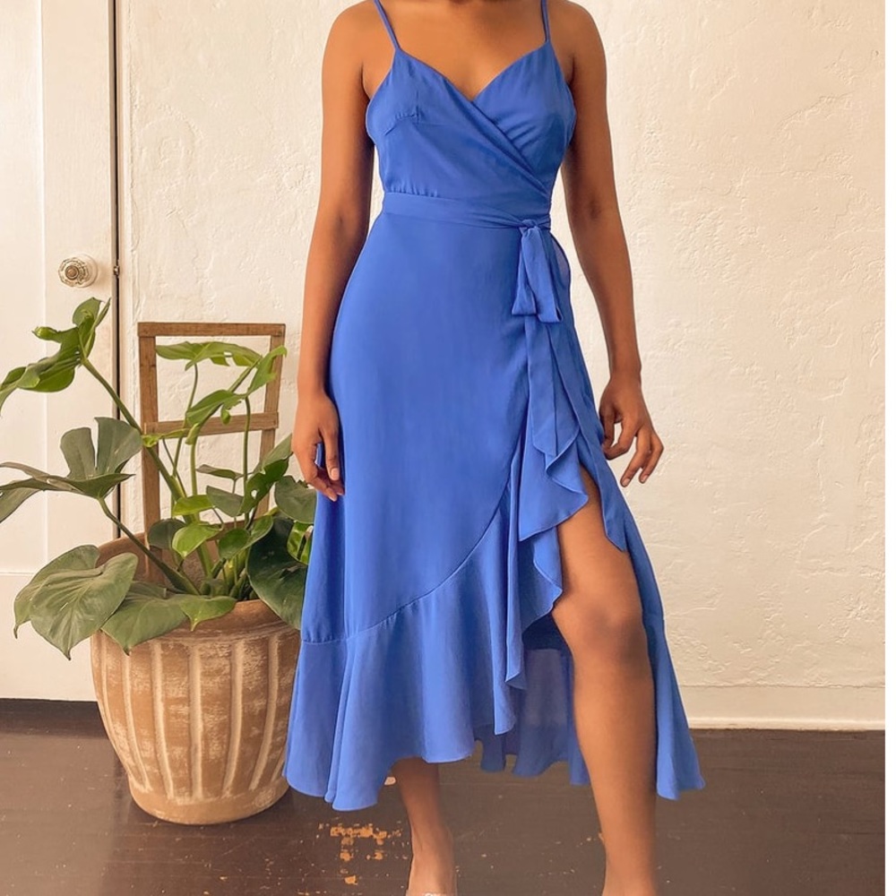 LULU’S BLUE RUFFLED MIDI WRAP DRESS